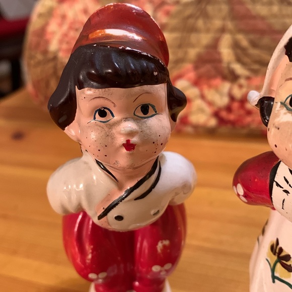 Vintage Wales Norwich kissing Dutch salt & pepper shakers, good condition - Picture 3 of 11
